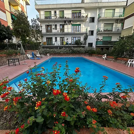 Exclusive Large 3 Bed With Pool