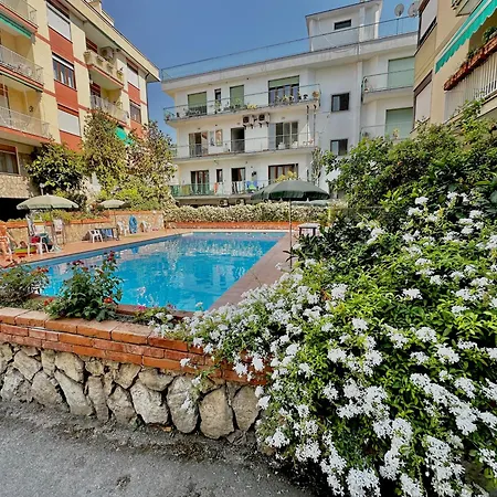 Апартаменти Exclusive Large 3 Bed With Pool Сорренто