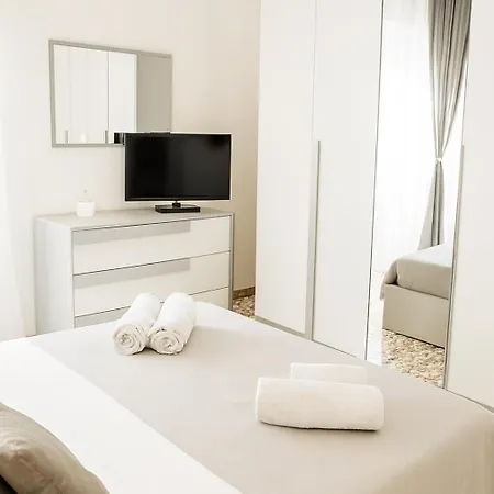 Апартаменти Exclusive Large 3 Bed With Pool *